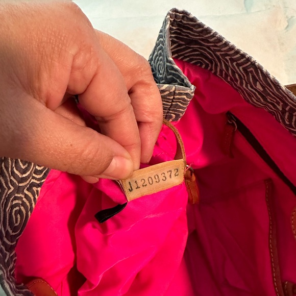 Dooney and Bourke scribble pattern tote with small bag included - Picture 9 of 15